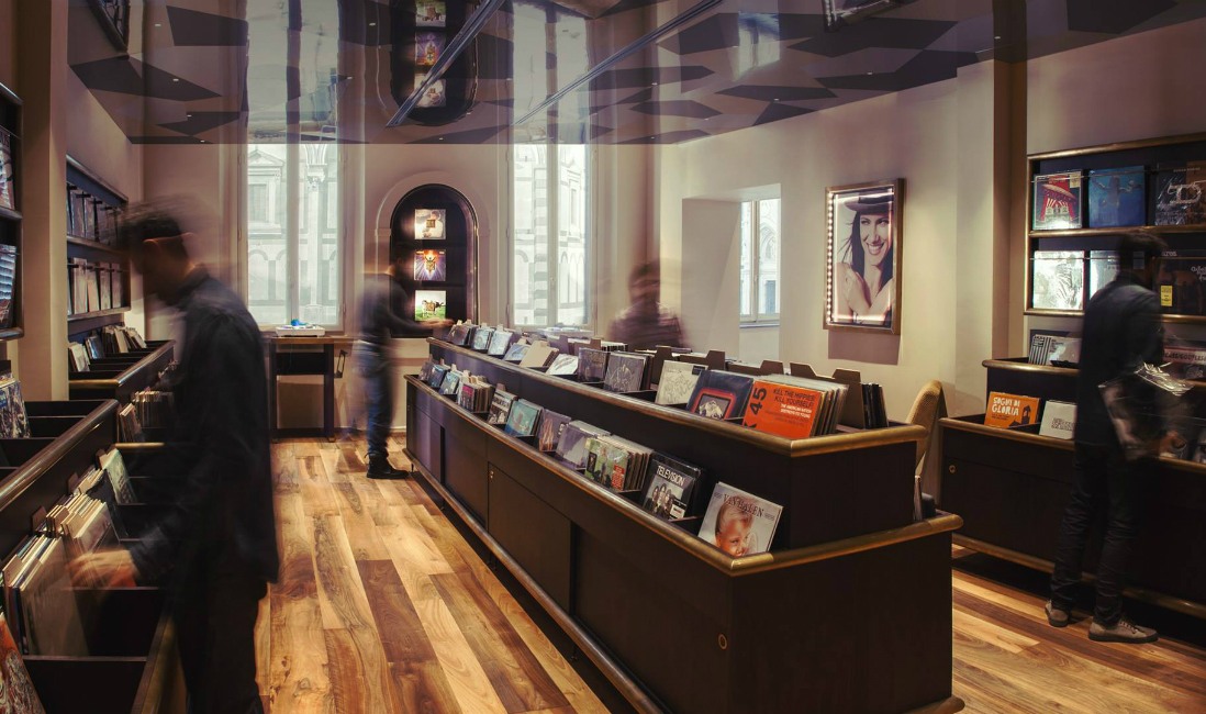 MOVE ON Italian pub & Record store